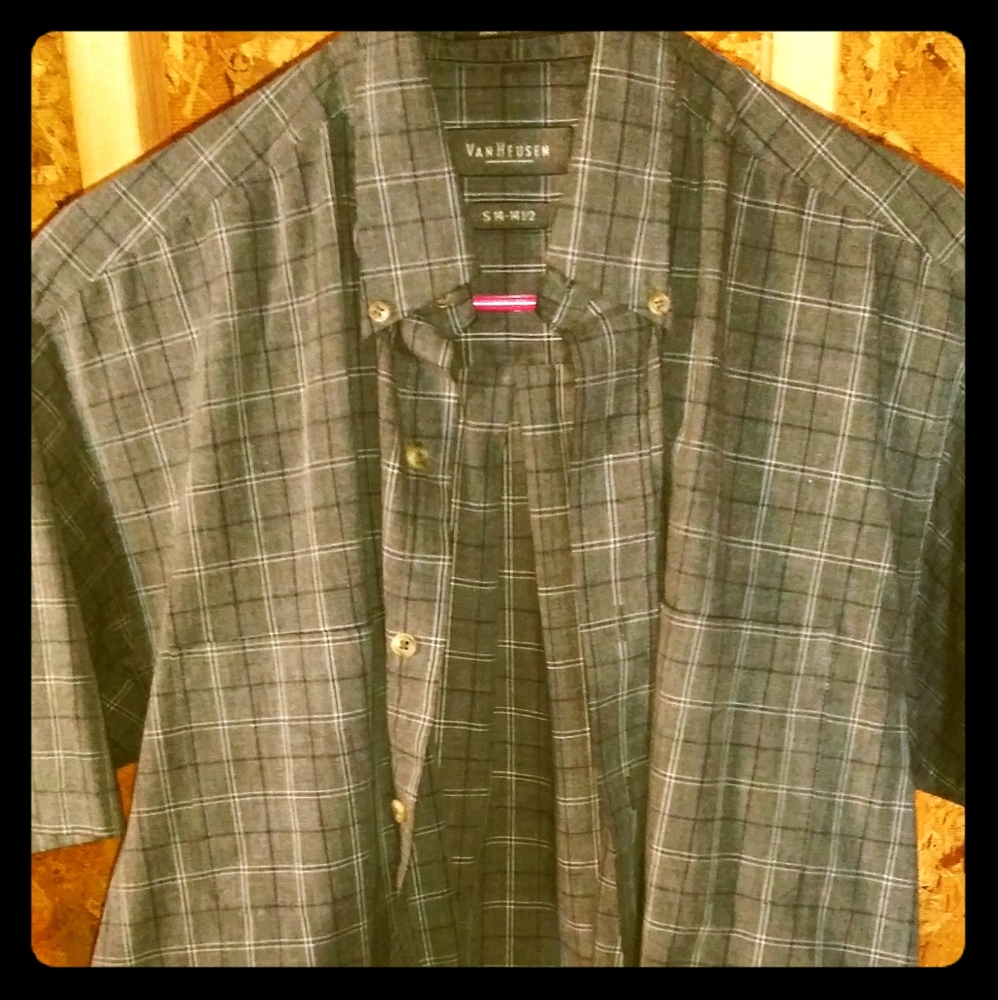 Mens short sleeve plaid shirt.